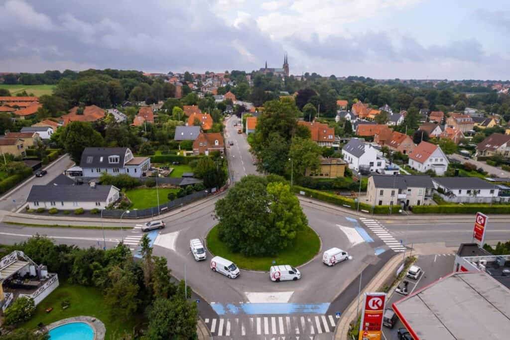 Firmabiler i rundkørsel